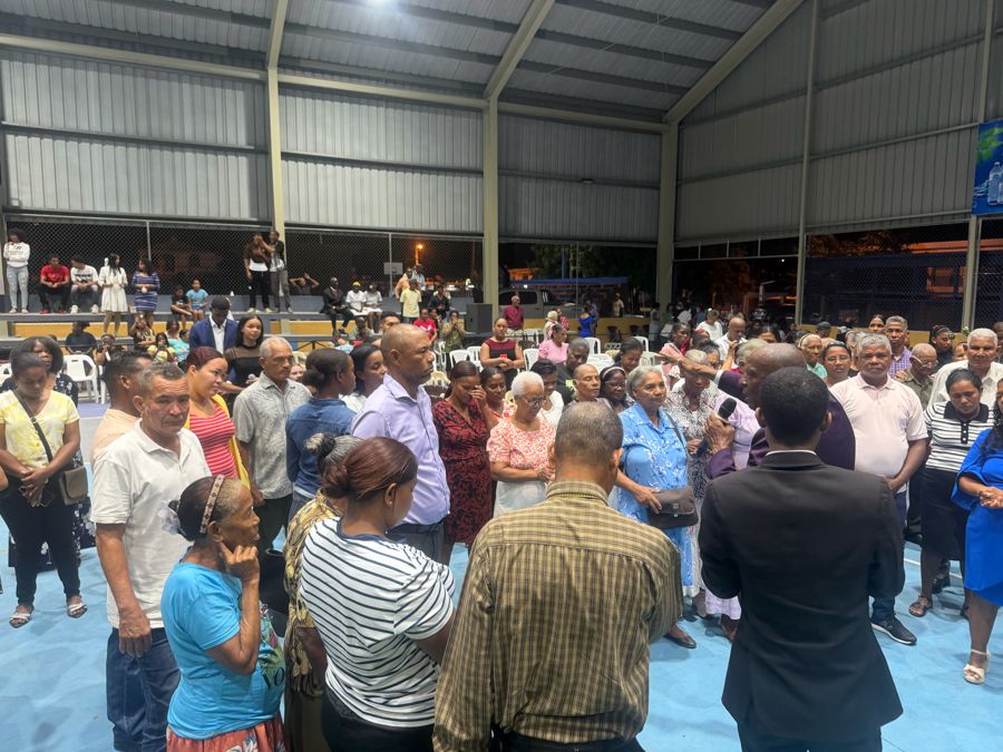 Oración con los asistentes