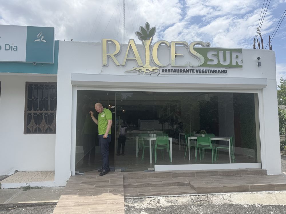 Entrada del restaurante Raíces Sur de día
