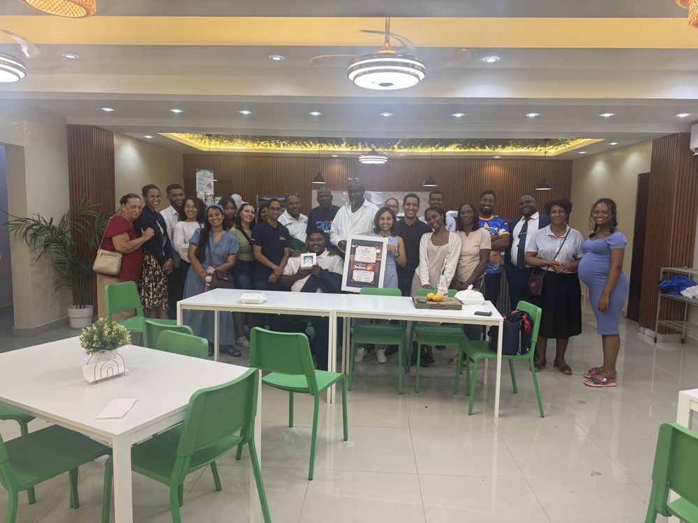 Grupo reunido dentro del restaurante Raíces Sur