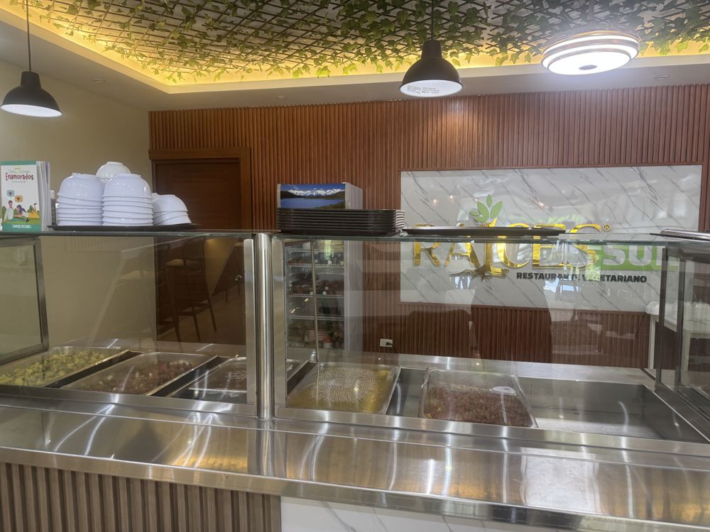 Mostrador con comida en Raíces Sur