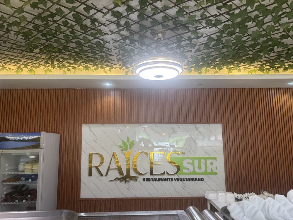 Rótulo de Raíces Sur y techo con plantas