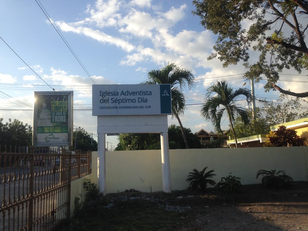 Letrero de la Iglesia Adventista del Séptimo Día, Asociación Dominicana del Sur
